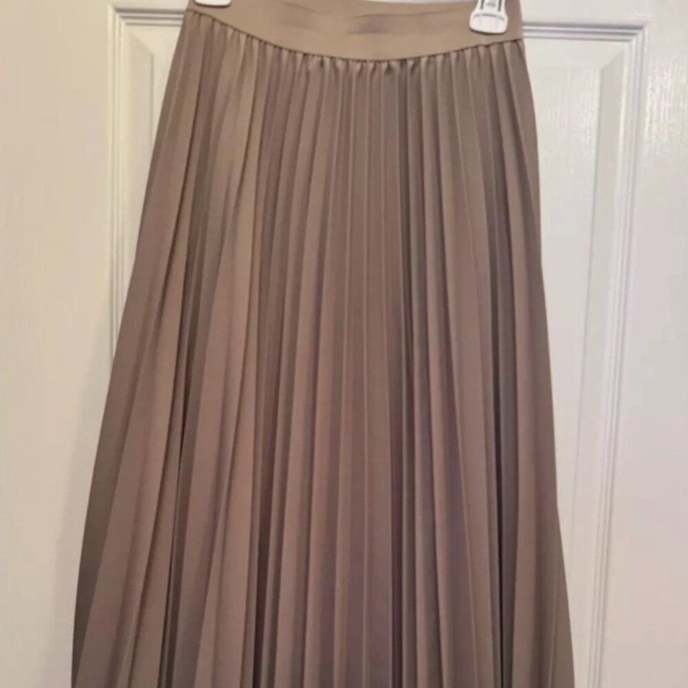 Invee Beige Pleated Maxi Skirt Size Medium Excellent Condition